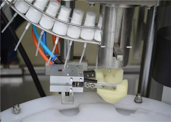 Tisztítóoldat spray-palack feltöltő gép
